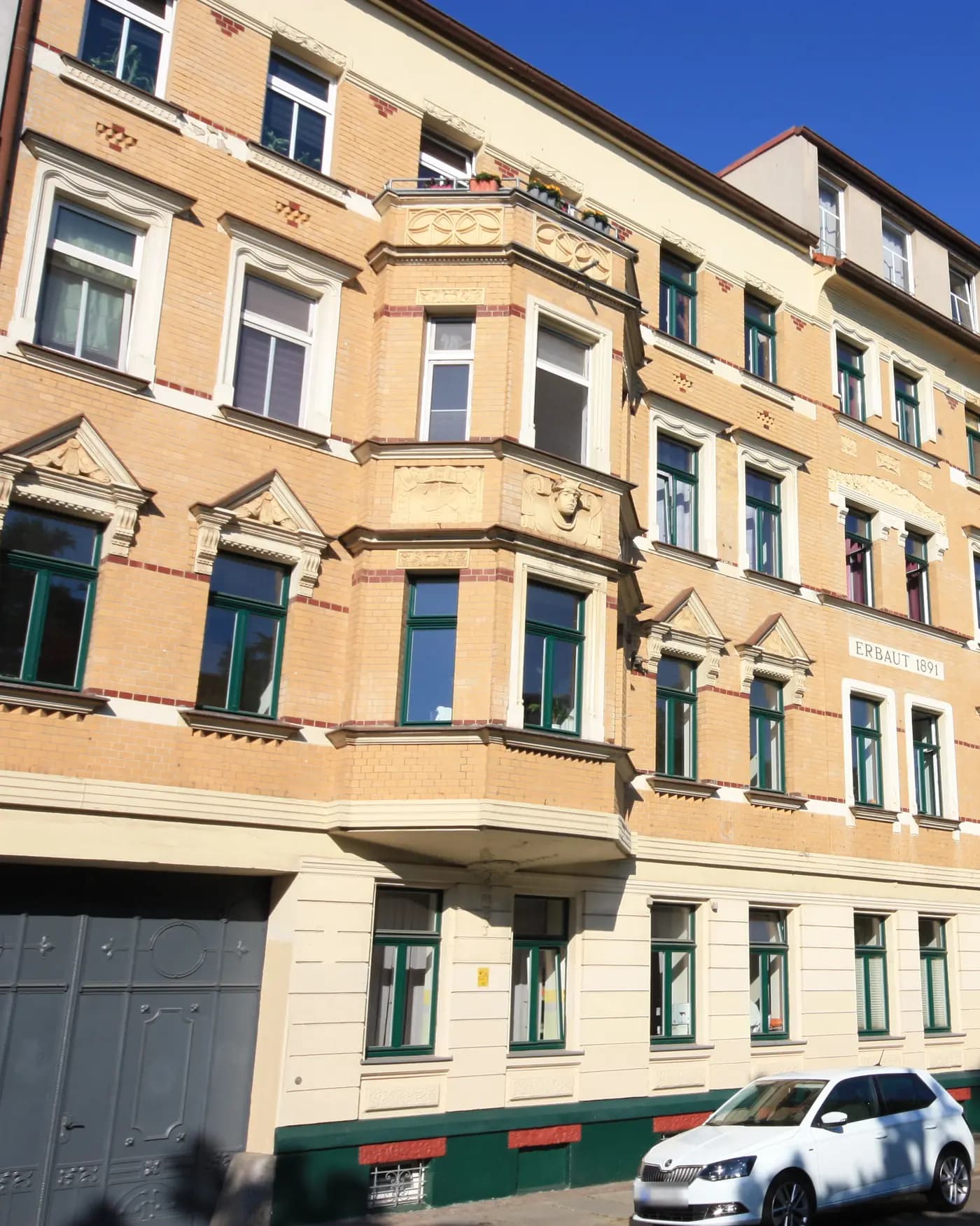 Gründerzeitfassade des Hauses mit Erkern und der Inschrift „Erbaut 1891“