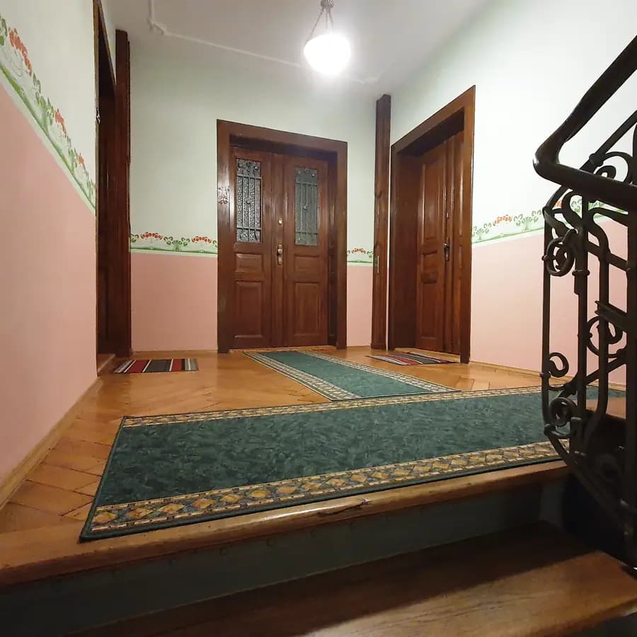 Treppenhaus mit Jugendstil-Geländer, Holztüren und Parkett